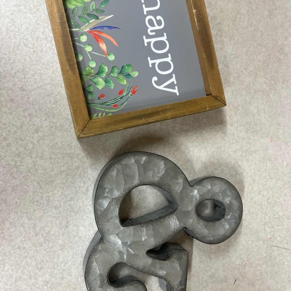 Two items of decor